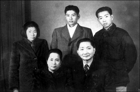 常宗會（前右）與家人合影（1946年12月）