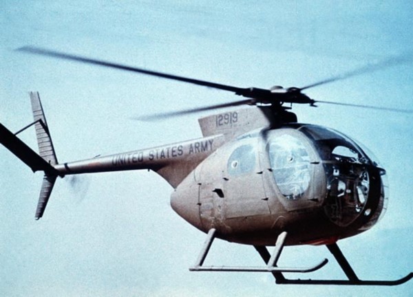 飛行中的OH-6