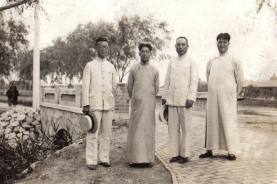 張維翰（左三）和彭雪楓（左二）等在天津