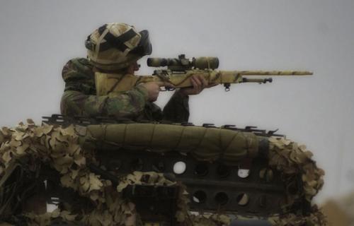 在伊拉克的英軍狙擊手使用的L96A1狙擊步槍