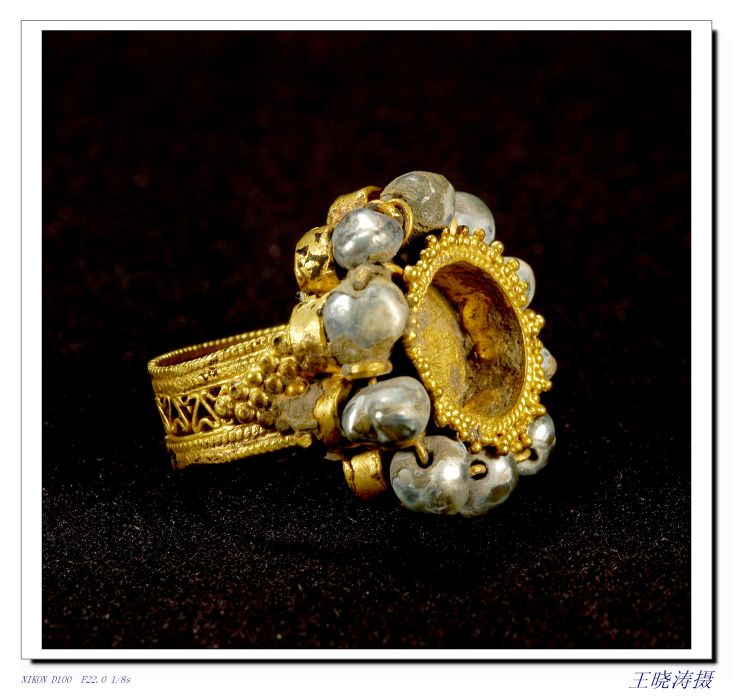 唐嵌寶鑲珠鏤空鏨花金戒指