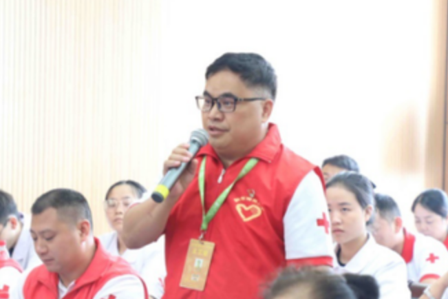 蔡志成(貴州省黔東南州紅十字會志願服務隊志願者) 蔡志成(貴州省黔東南州紅十字會志願服務隊志願者)