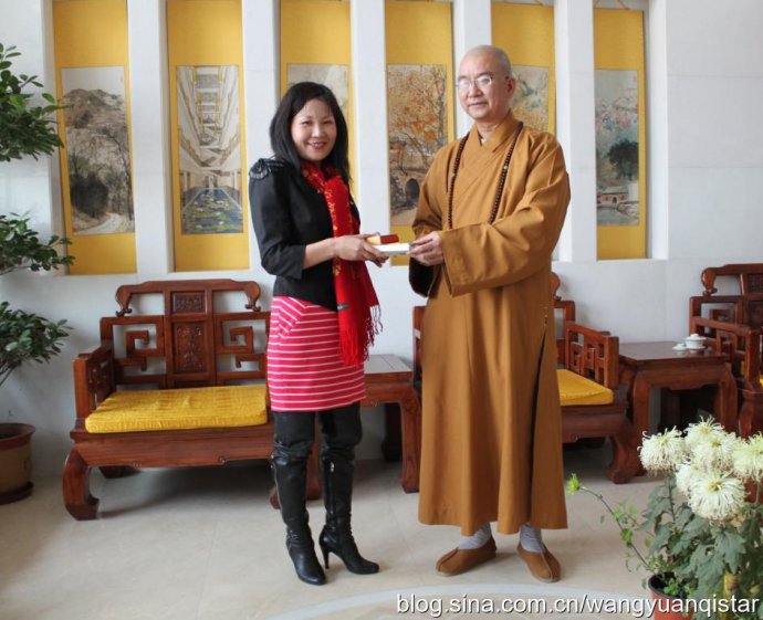 王媛琪與著名佛教大師學誠法師在一起