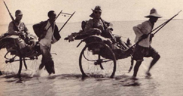 黃泛區的日軍強迫中國人拉車