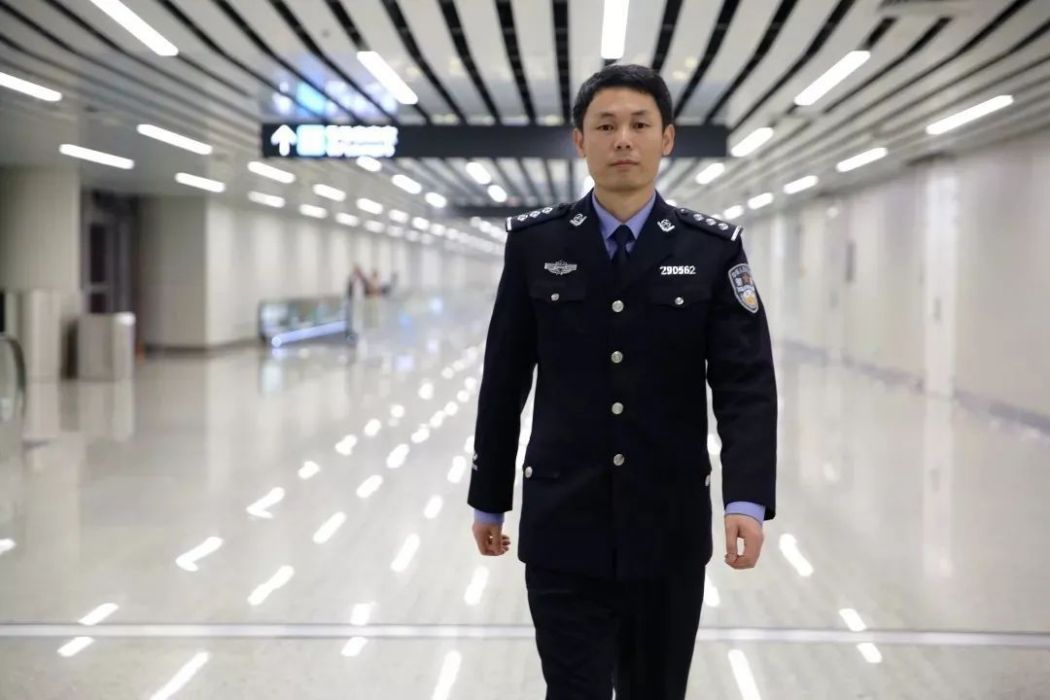 姚宇(白雲出入境邊防檢查站執勤九隊一級警長) 姚宇(白雲出入境邊防檢查站執勤九隊一級警長)