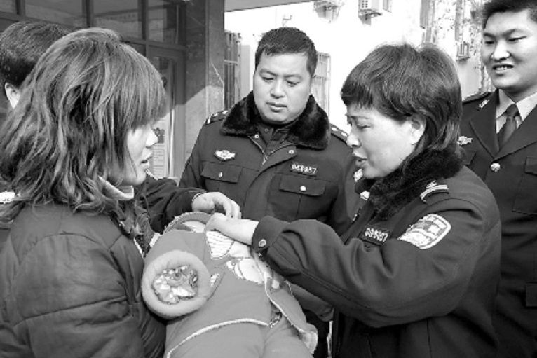李鳳麗(周口市公安局第一分局局長、文昌派出所所長) 李鳳麗(周口市公安局第一分局局長、文昌派出所所長)