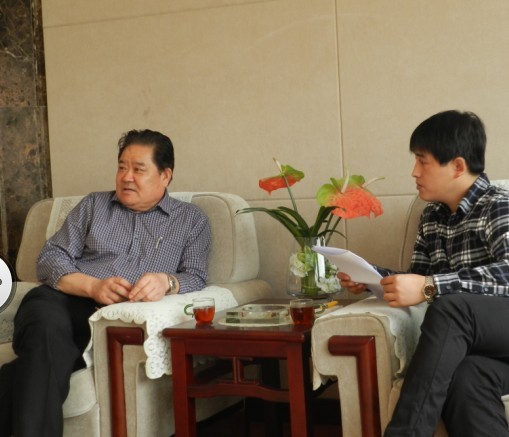 齊魯名仕主編王寧正在採訪王炳坤先生