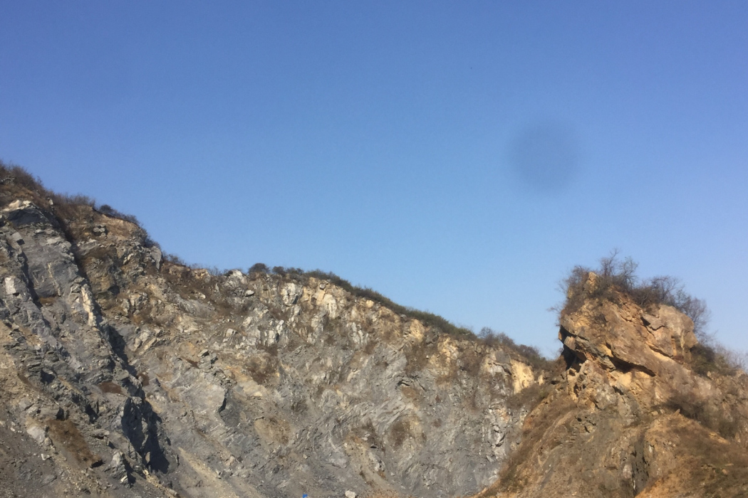 水晶山(吉林省長白山脈哈達嶺下的山脈) 水晶山(吉林省長白山脈哈達嶺下的山脈)