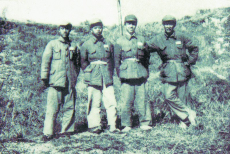 楊志文(右二)開戰前和戰友在唐家灣合影