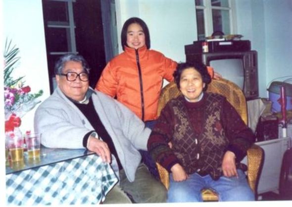 李梧齡先生和妻子金美梅及鄰居的孩子