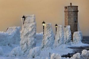 在克羅地亞，燈柱被冰雪覆蓋。