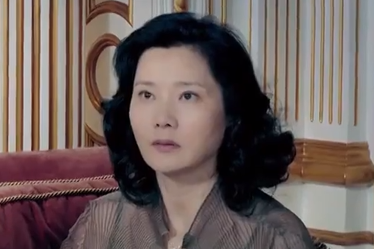 羅素娟(《80後的獨立宣言》中的角色,由何賽飛飾演) 羅素娟(《80後的獨立宣言》中的角色,由何賽飛飾演)