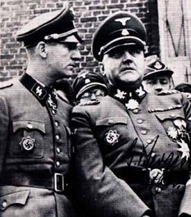 伯格爾（右）與魯道夫·萊曼一起視察黨衛軍