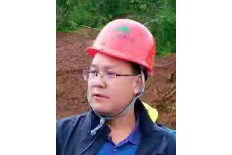 周應新(雲南武易、楚姚高速公路建設指揮部指揮長,雲南武易、楚姚高速公路、楚雄北繞城公路有限公司董事長) 周應新(雲南武易、楚姚高速公路建設指揮部指揮長,雲南武易、楚姚高速公路、楚雄北繞城公路有限公司董事長)
