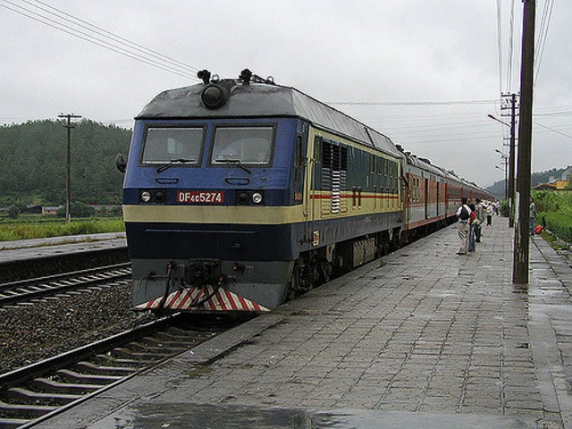 東風4CK型5274號機車牽引旅客列車在新興縣站