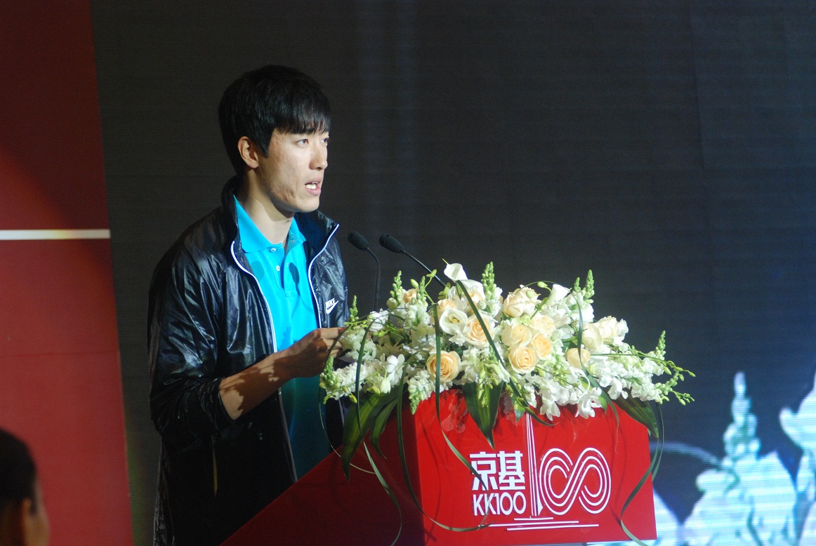 奧運冠軍劉翔參加京基100封頂儀式