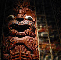 奧克蘭戰爭博物館的19世紀毛利人雕像