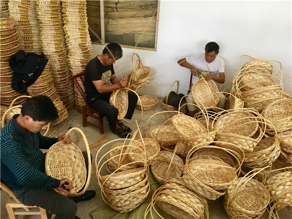 程河農民正在製作柳編