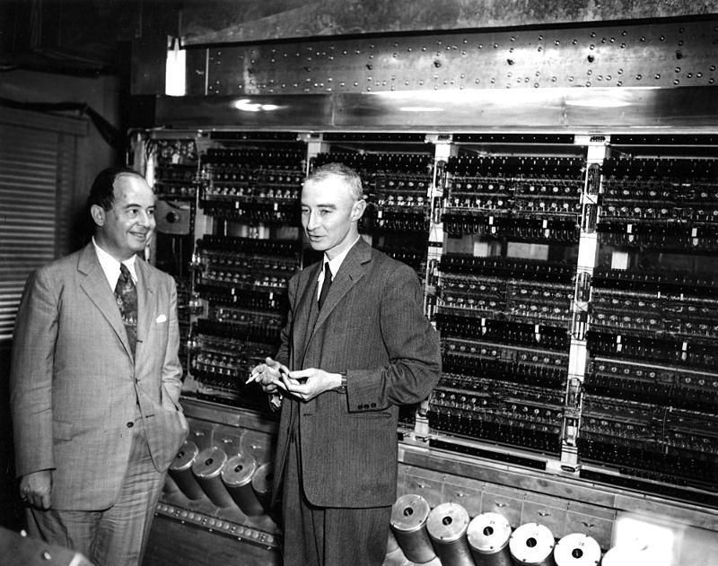 馮·諾依曼和奧本海默在第一台計算機前合影