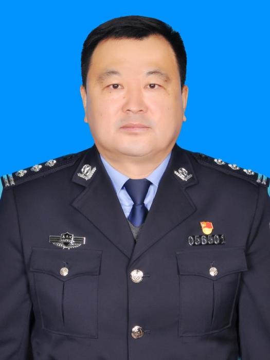 張雪峰(黑龍江省佳木斯市公安局工會主席、交警支隊長) 張雪峰(黑龍江省佳木斯市公安局工會主席、交警支隊長)