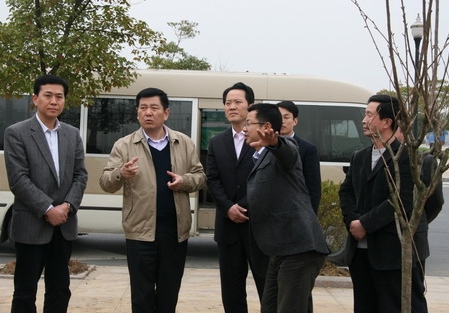 張慶生（左二）調研綠化造林和農業項目建設