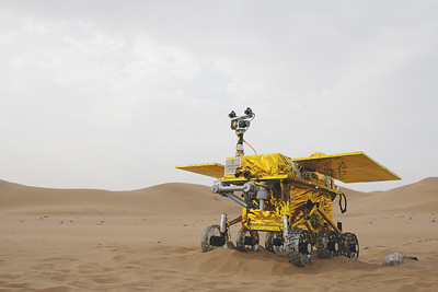中國研製的月球車在進行沙漠實驗