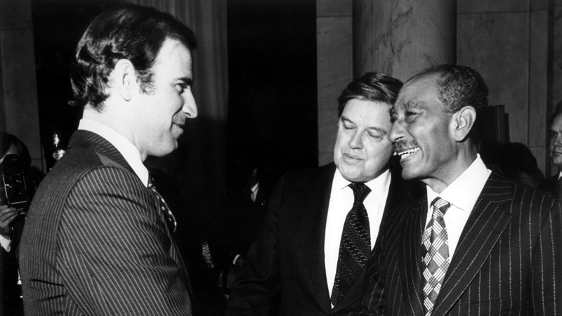 1979年與埃及時任總統薩達特握手