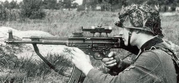 使用MP44自動步槍的德軍士兵