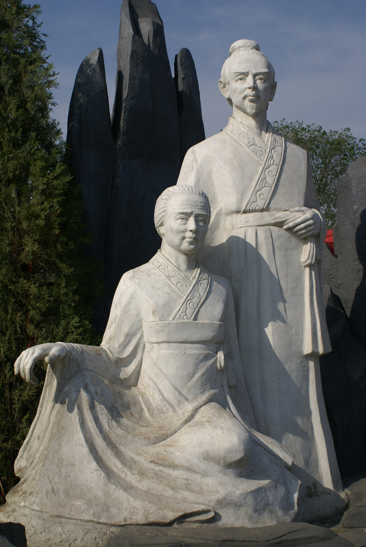 介子推（右）和他母親雕塑