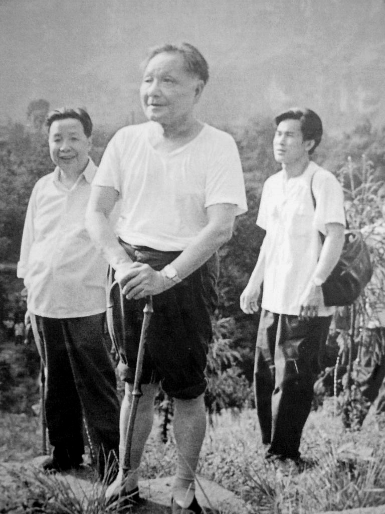 鄧小平在遊覽峨眉山時留影（1980年）