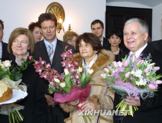 卡欽斯基與母親、夫人進入總統府就職