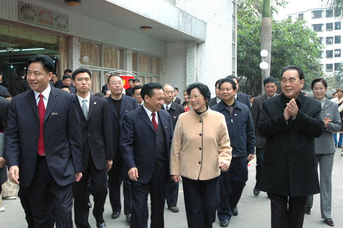 李鵬偕夫人及省市領導走訪惠州八中