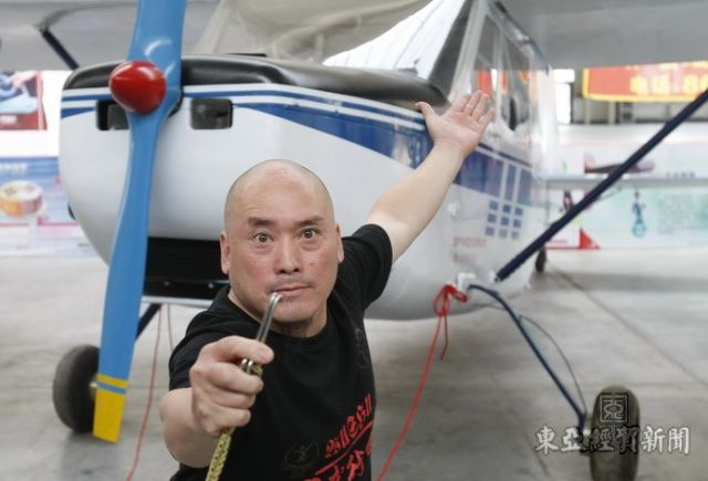 董長生(用眼皮拉動飛機的絕技表演者) 董長生(用眼皮拉動飛機的絕技表演者)