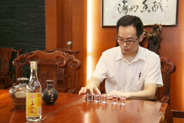 梁思宇(廣東石灣酒廠集團有限公司研發中心主任) 梁思宇(廣東石灣酒廠集團有限公司研發中心主任)