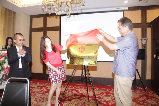 龍金萍女士為中國旗袍專業委員會揭牌