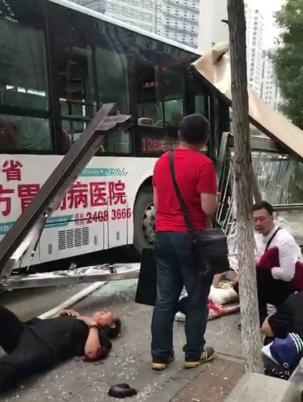7·2瀋陽公車衝上站台事故