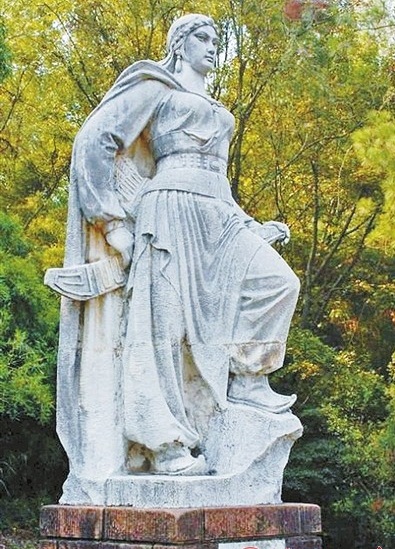 洪宣嬌雕像