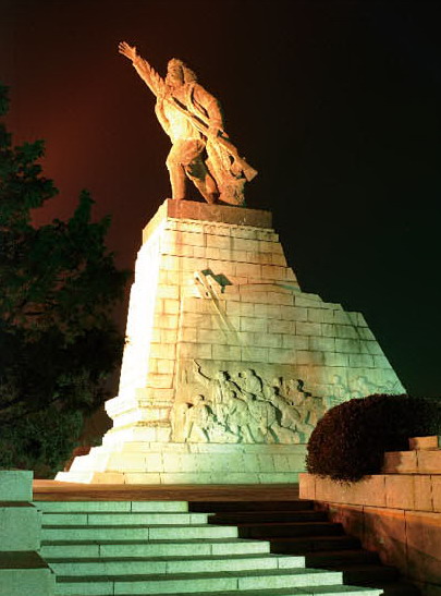 遼瀋戰役革命烈士紀念塔夜景