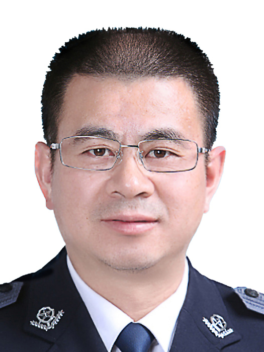 楊林(中國國家移民管理局新聞中心編輯部主任)
