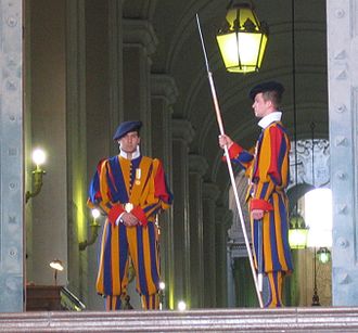 瑞士近衛隊隊員在梵蒂岡城的青銅門。
