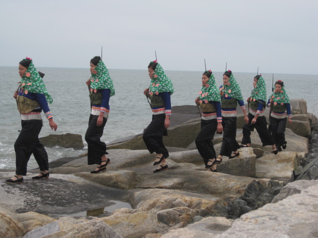 女民兵們在海邊巡邏