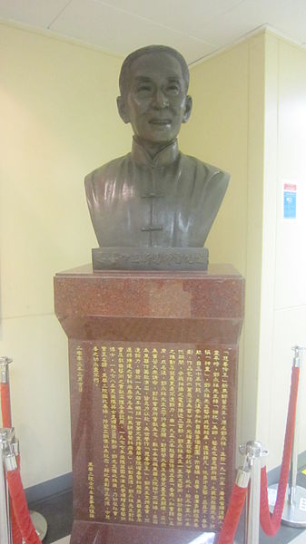 廣華醫院內的新馬師曾銅像
