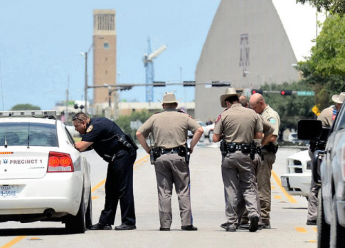 德州州警和當地警方在案發地展開調查