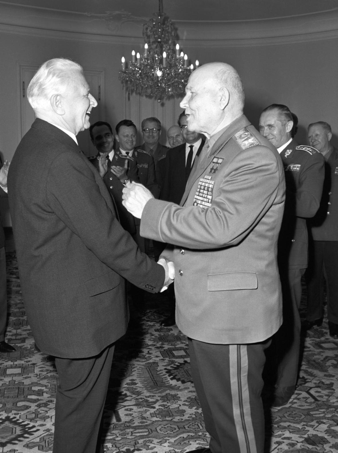 斯沃博達總統和老戰友科涅夫元帥相聚
