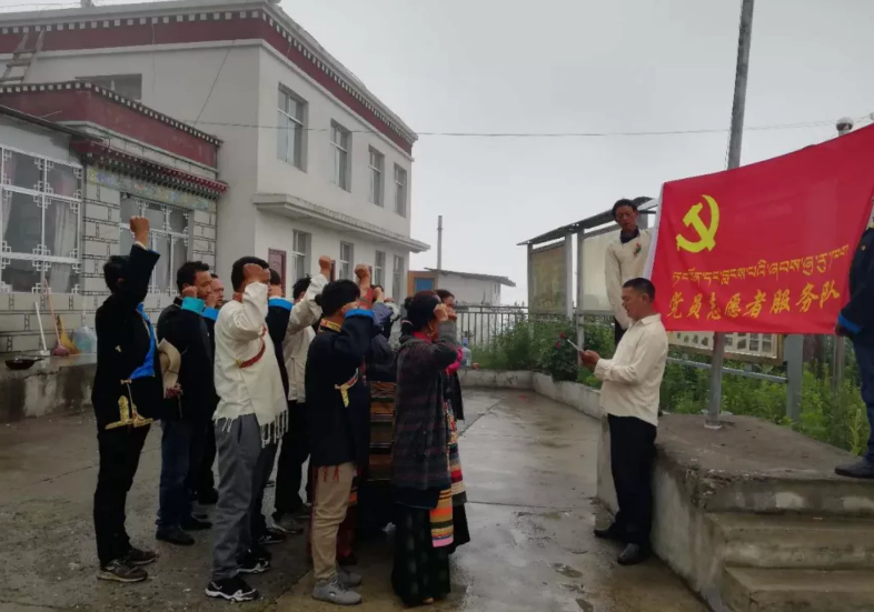 2018年7月1日吉隆鎮沖色村黨支部開展唱國歌升國旗活動