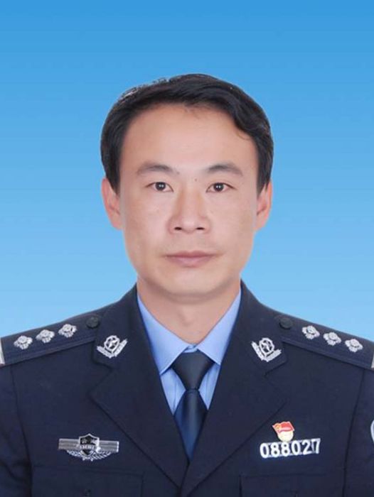 張凌(雲南省麗江市玉龍縣公安局副局長、刑偵大隊大隊長) 張凌(雲南省麗江市玉龍縣公安局副局長、刑偵大隊大隊長)
