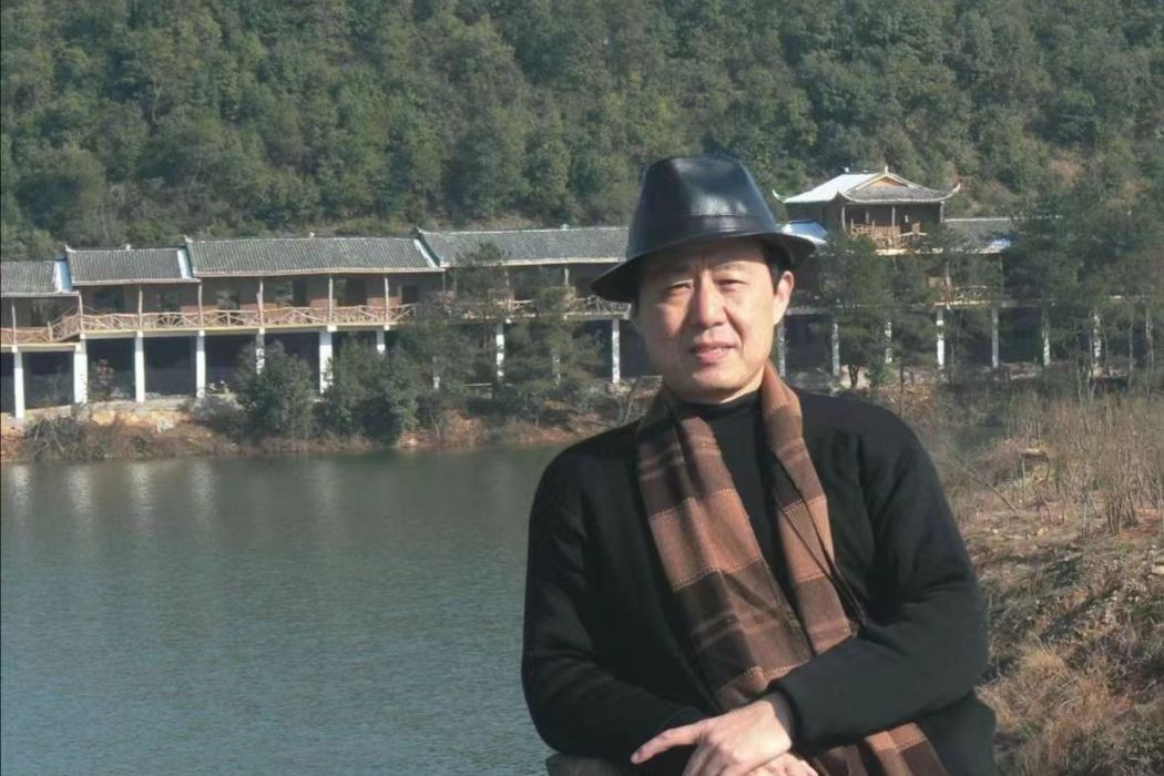 李曉輝(江西省陶瓷藝術大師) 李曉輝(江西省陶瓷藝術大師)