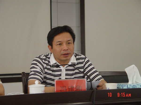 馮建湘(江蘇晶石集團公司董事長、總經理) 馮建湘(江蘇晶石集團公司董事長、總經理)
