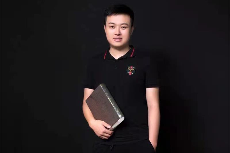 劉楊(海南星貝美術教育校長) 劉楊(海南星貝美術教育校長)