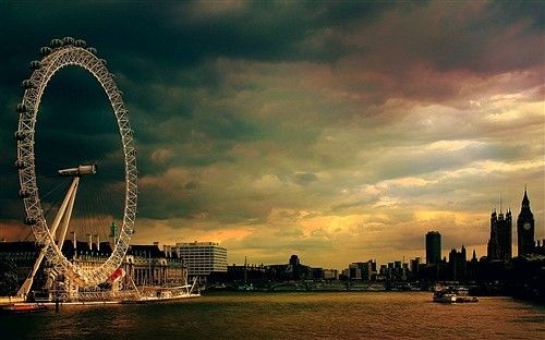 倫敦眼與河對岸莊嚴的大本鐘形成極大的對比